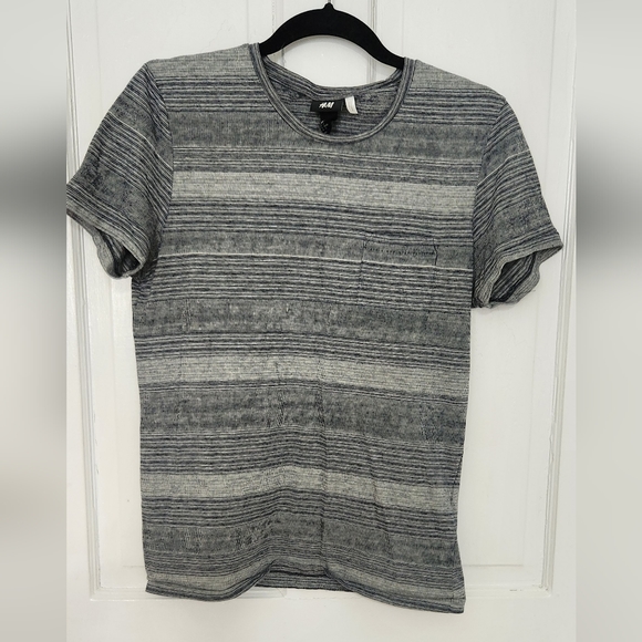 H&M Tee - Picture 1 of 3